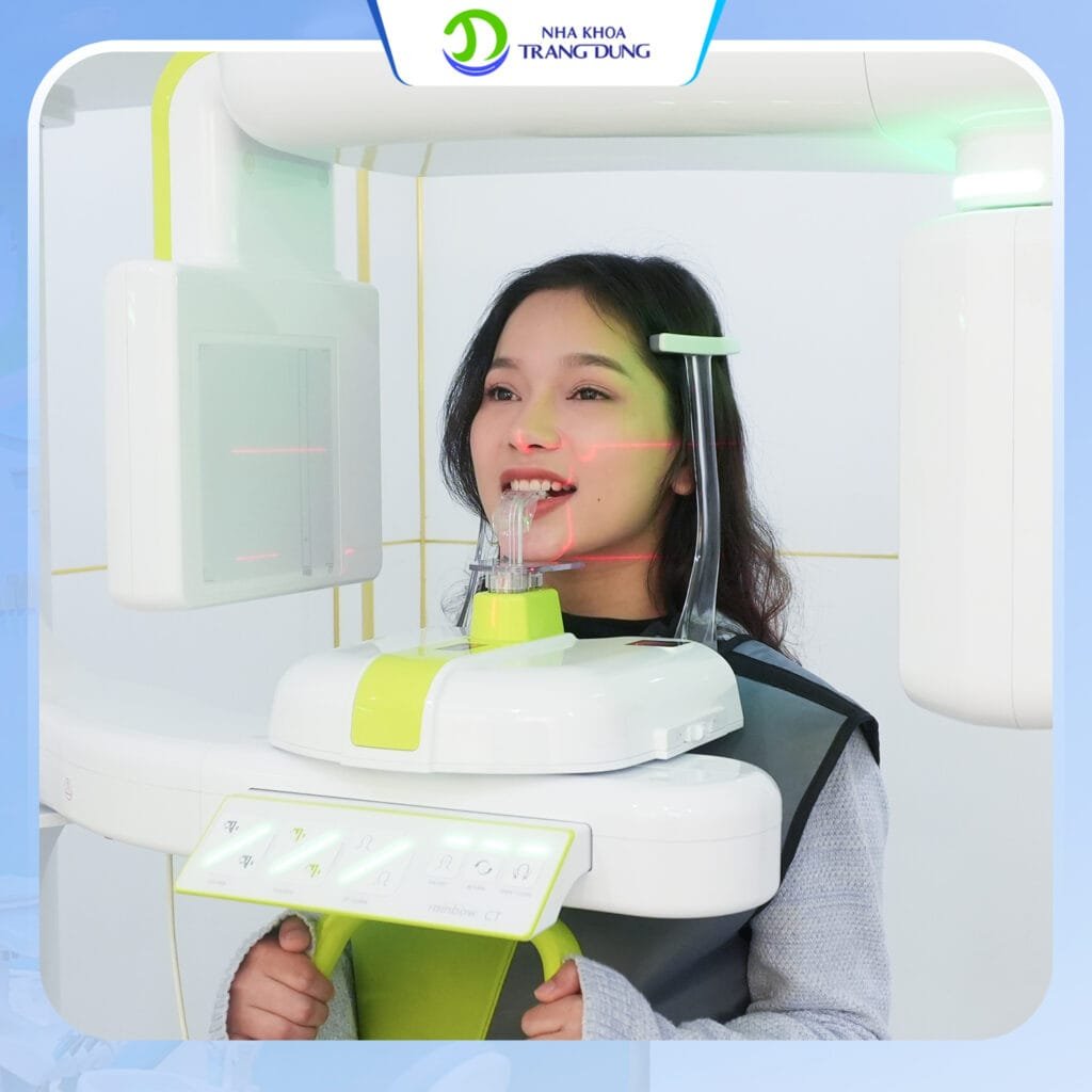 Cô gái chụp phim xquang răng CT Conbeam tại nha khoa Trang Dung