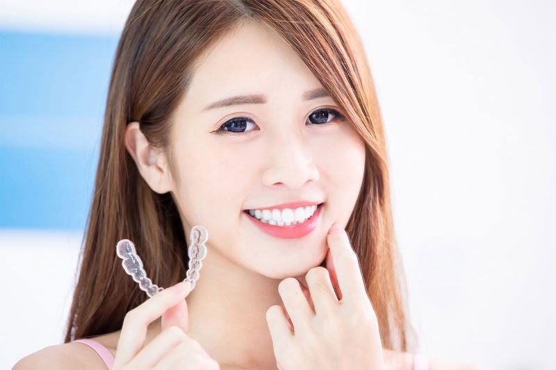 Niềng Răng Trong Suốt Mất Bao Lâu ? Có Nhanh Hơn Mắc Cài Không? Niềng răng trong suốt với khay niềng trong suốt, không bị lộ