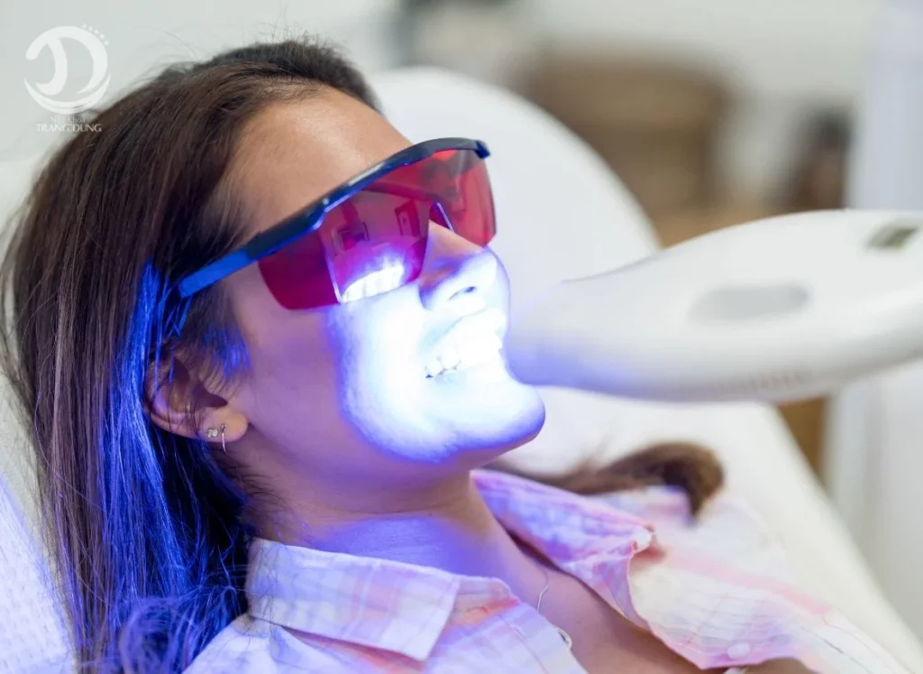Giá làm răng sứ implant: Cập nhật bảng giá mới nhất và điều cần biết tay trang rang tai nha khoa trang dung