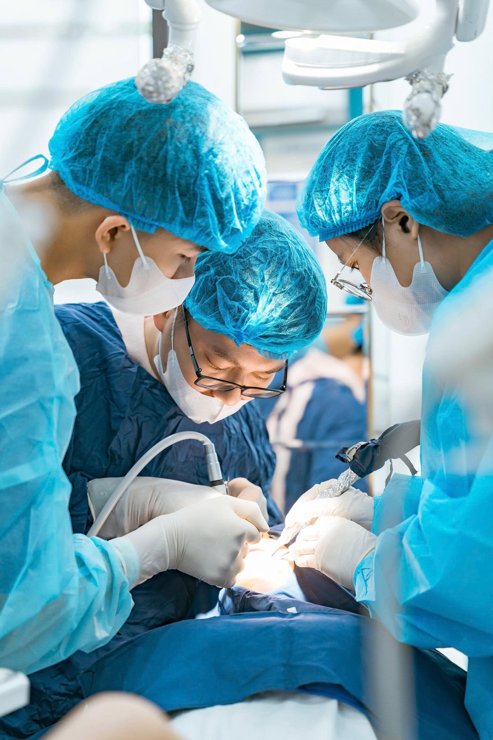Hình ảnh bác sĩ implant giỏi đang thực hiện Trồng Răng Implant tại nha khoa Trang Dung