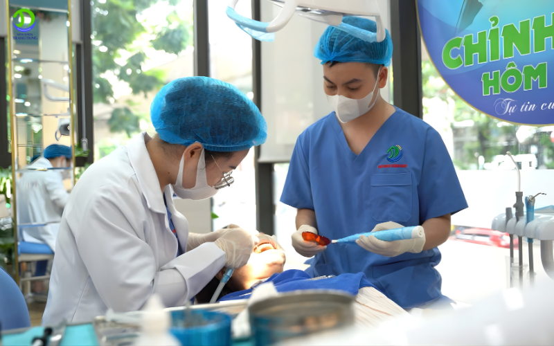 bác sĩ đang niềng răng khấp khểnh