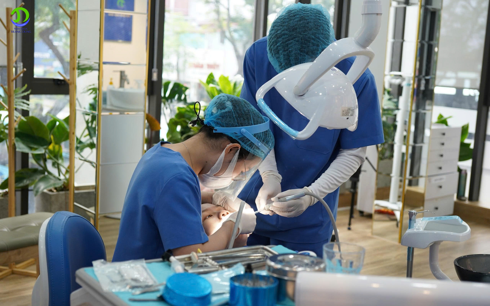 bác sĩ điều trị tủy