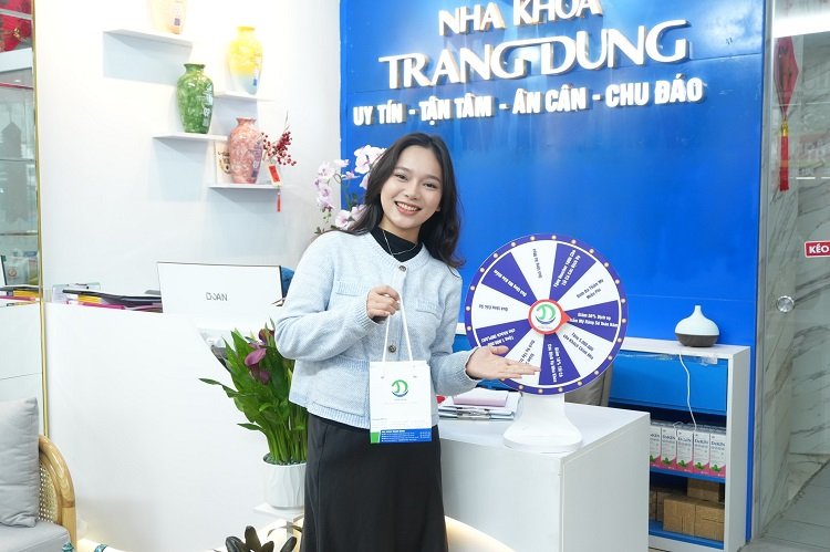 nieng rang mac cai trong suot nha khoa trang dung 8