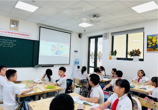 quy dong mau so lop 4