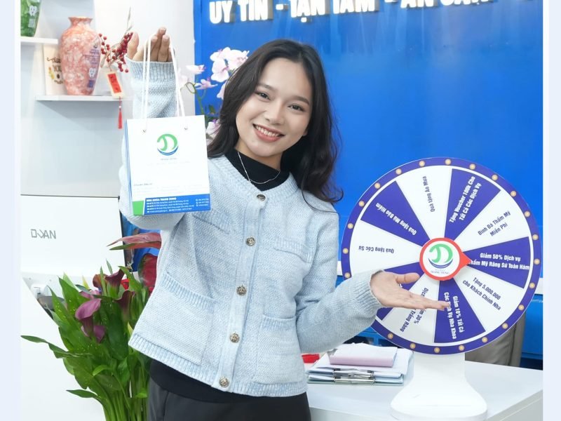 Khách hàng chụp ảnh tại nha khoa trang dung Khách hàng nhận tư vấn điều trị sau khi được chụp phim xquang răng tại nha khoa trang dung
