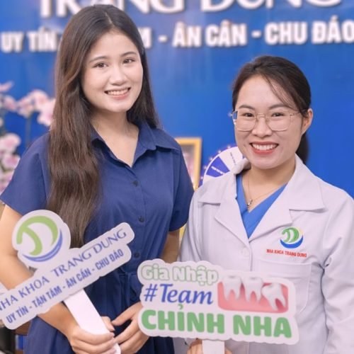niềng răng uy tín hà nội. Bác sĩ nha khoa Trang Dung chụp cùng khách hàng 38 xuân thủy